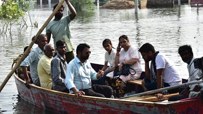 Floods in Lucknow: Where the thrill of cricket reigned two days ago, the surging Gomti is now visible.