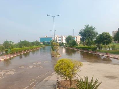 Floods in Lucknow: Where the thrill of cricket reigned two days ago, the surging Gomti is now visible.