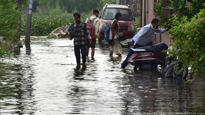 Floods in Lucknow: Where the thrill of cricket reigned two days ago, the surging Gomti is now visible.