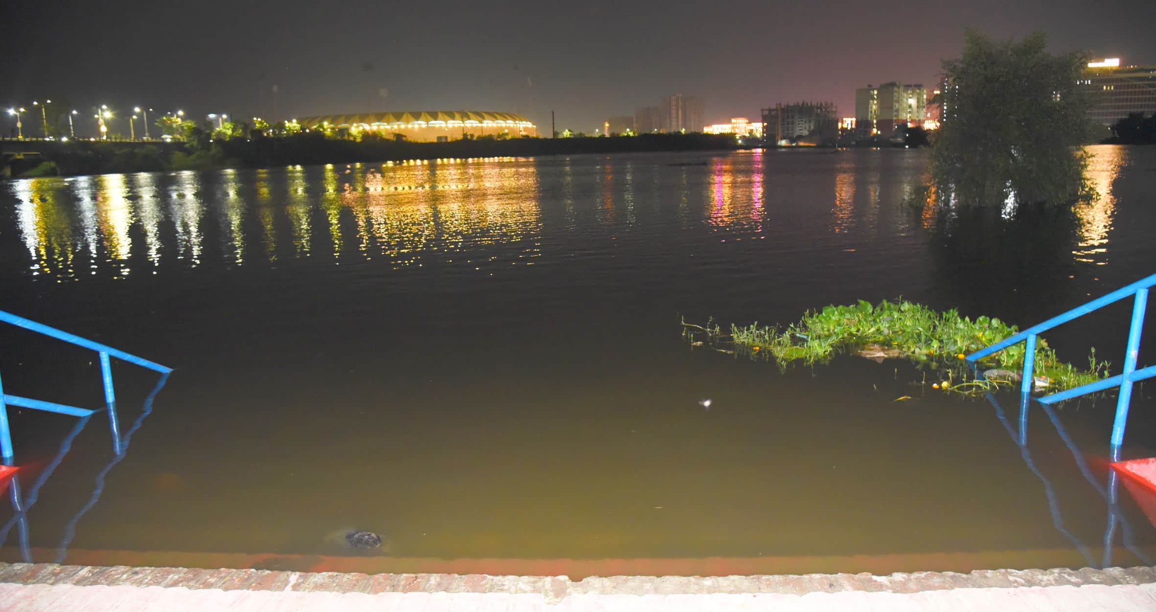 Floods in Lucknow: Where the thrill of cricket reigned two days ago, the surging Gomti is now visible.