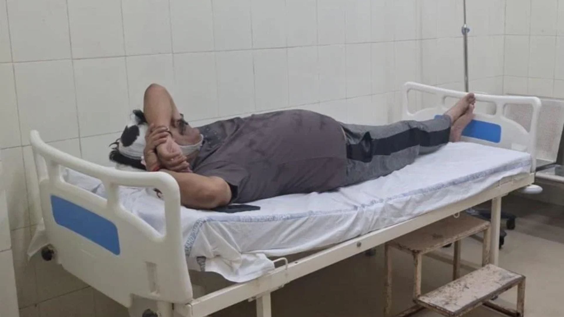 मेडिकल कॉलेज अस्पताल में भर्ती घायल उपनिरीक्षक।