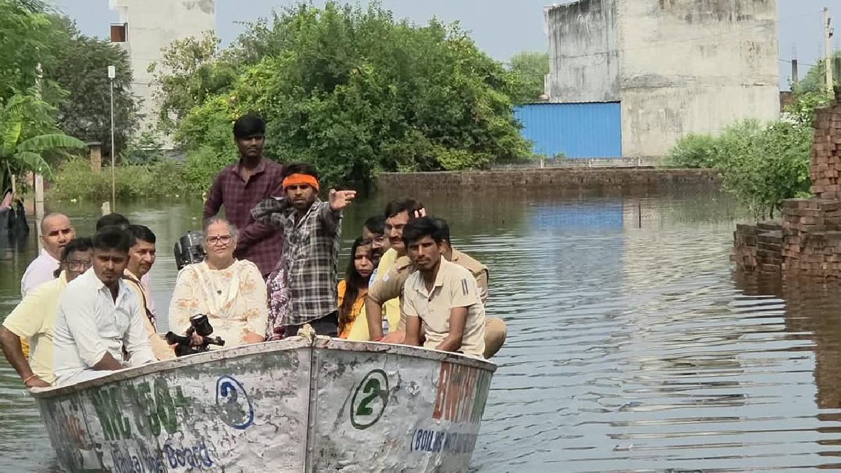 यूपी: महापौर सुषमा खर्कवाल ने किया बाढ़ का निरीक्षण, बोलीं- 45 बीघा सरकारी जमीन पर भूखंड काटने की होगी जांच