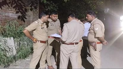 मौके पर जांच करती पुलिस।