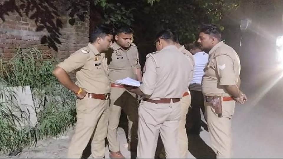 Meerut: Woman's chain snatched in public; she was dragged for 200 meters and injured