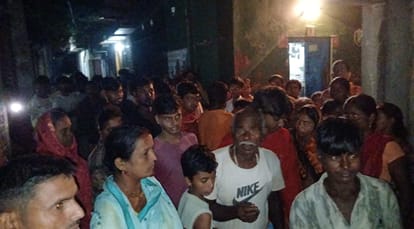 मौके पर मौजूद लोग