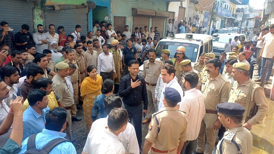Fire in Baghpat: Mother and daughter die from burns and suffocation; eight people, including a trader