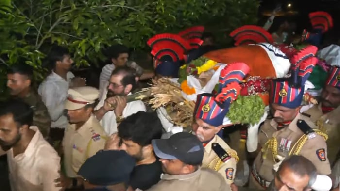 Nana Patekar Death- पंचतत्व में विलीन नाना, पैतृक गांव में राजकीय सम्मान के साथ हुआ अंतिम संस्कार