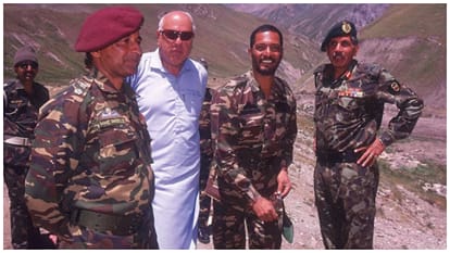 Nana Patekar Helped Farmers in Maharashtra and worked in Kargil during war know his social work