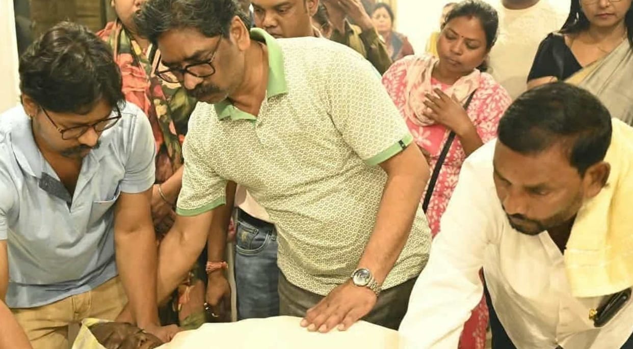 rupi soren funeral nemra state honours shibu soren hemant soren ramgarh jharkhand