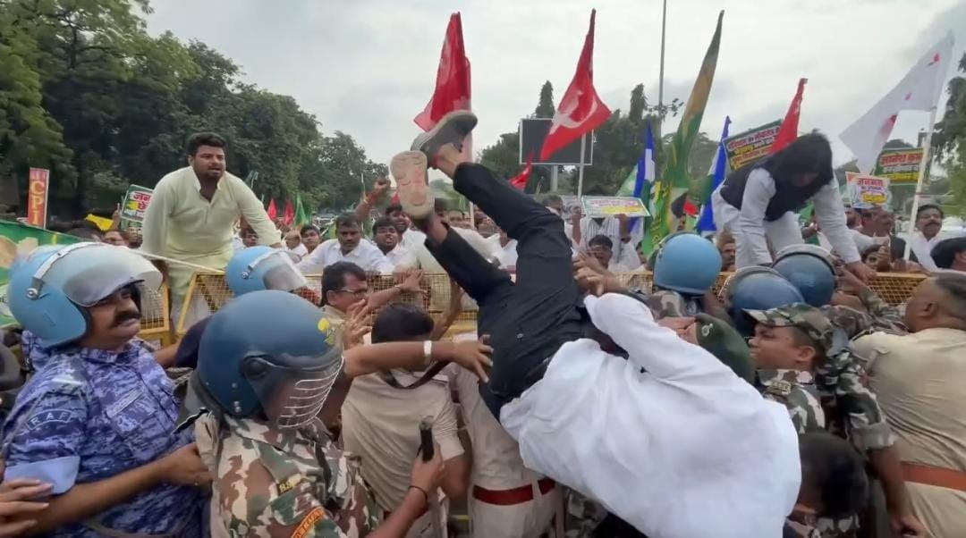 patna-protest-ajit-kushwaha-injured-knowledge-kumar-election-commission
