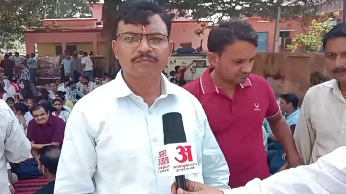 बदायूं: एनएचएम के कर्मचारियों ने शुरू की अनिश्चितकालीन हड़ताल, स्वास्थ्य सेवाओं पर पड़ा असर