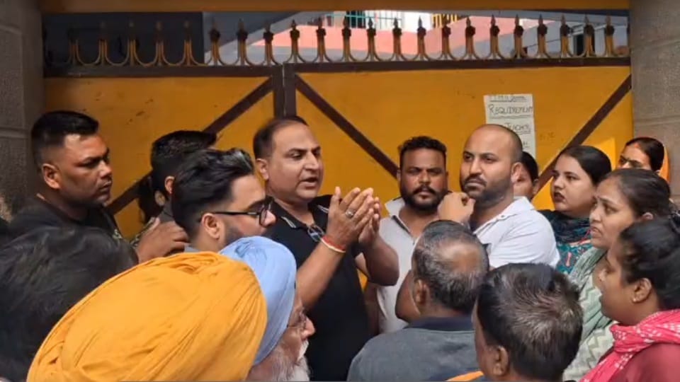 family members of Injured student staged protest at gate of Jalandhar school fight among students