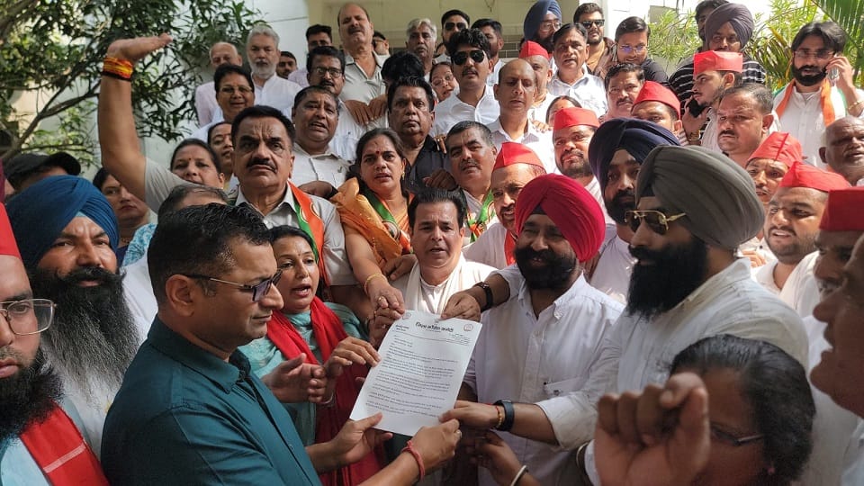 रुद्रपुर में रैली निकालकर कलक्ट्रेट पहुंचे कांग्रेसी