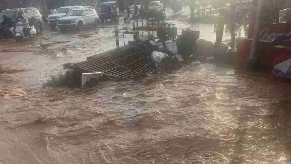 Bhaniyawala rishikesh highway waterlogged after heavy rain triggers flash flood in seasonal stream
