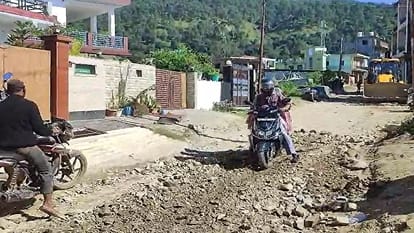 सीएम के दौरे से पहले बदहाल सड़क पर उतरी जेसीबी