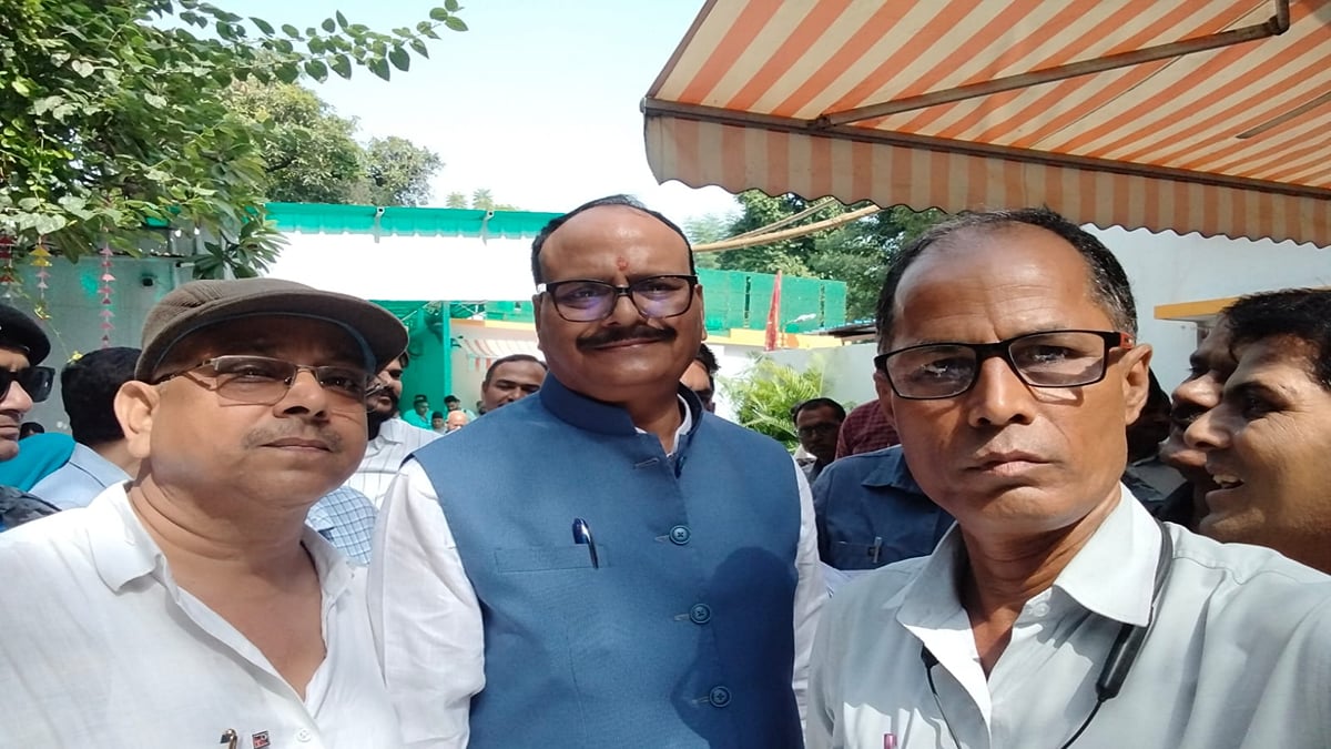 UP : वर्षों की सेवा के बाद चयन से वंचित संग्रह अमीन, आयु सीमा में छूट की मांग लेकर पहुंचे डिप्टी सीएम के पास