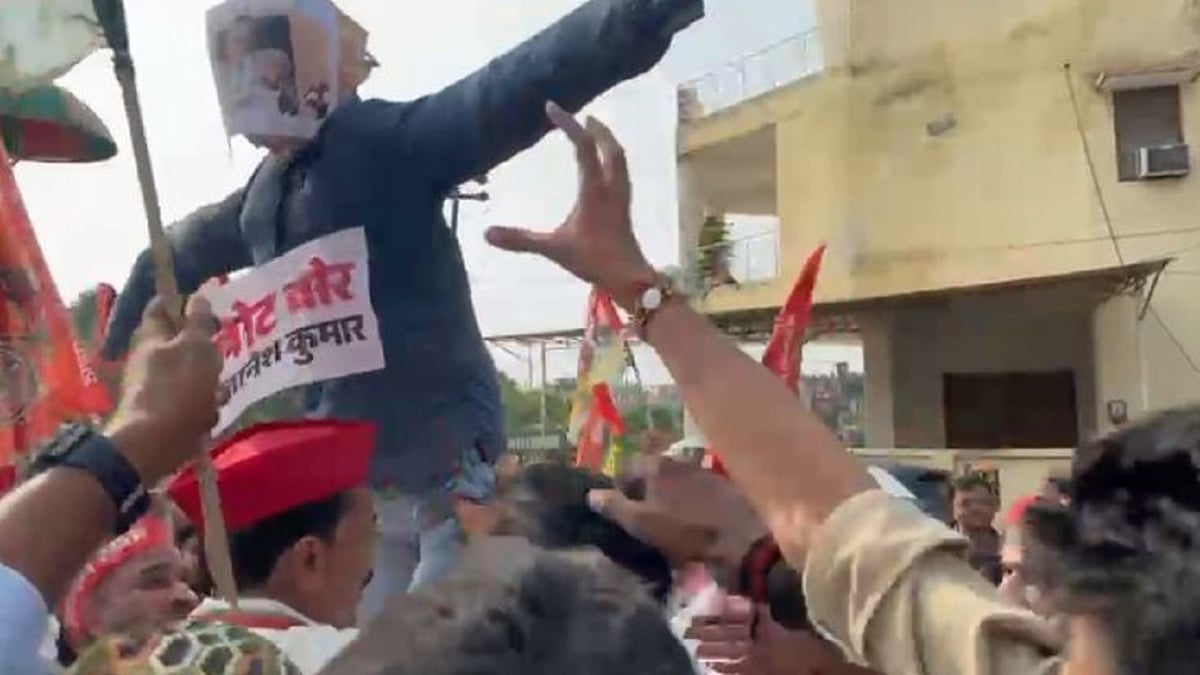 शाहजहांपुर: सपा कार्यकर्ताओं ने किया प्रदर्शन, ज्ञानेश कुमार को पुतला फूंका, पुलिस से हुई छीना-झपटी