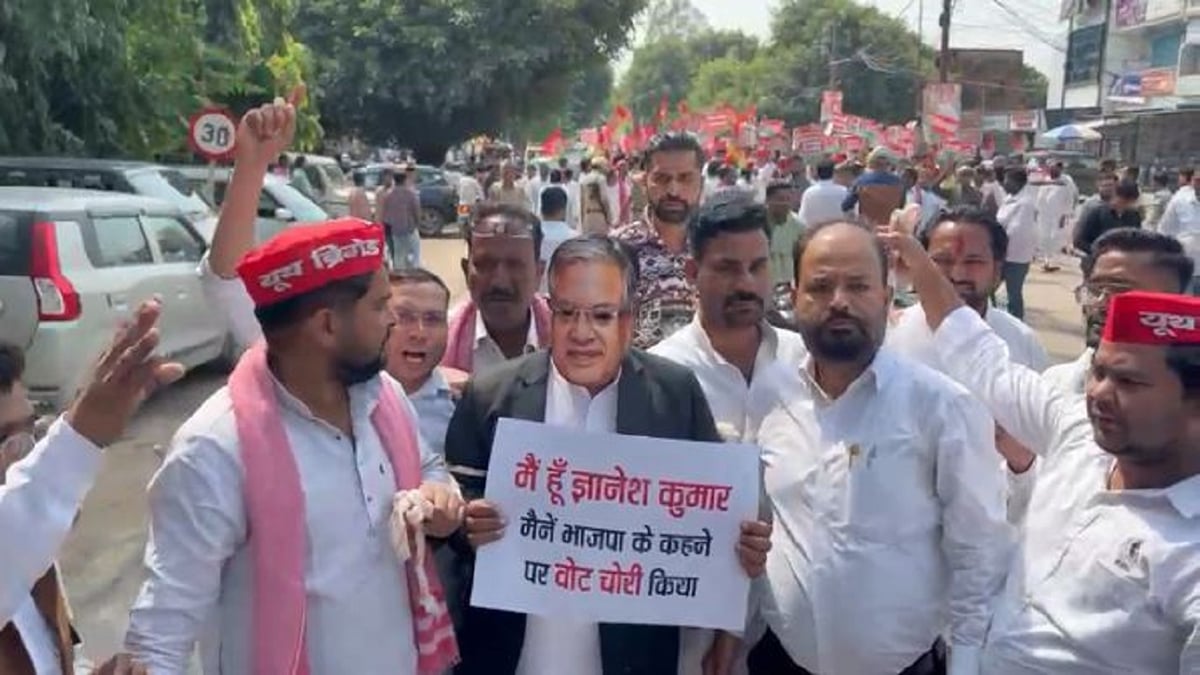 पीलीभीत: सपा कार्यकर्ताओं ने किया प्रदर्शन, मुख्य चुनाव आयुक्त ज्ञानेश कुमार को हटाने की मांग