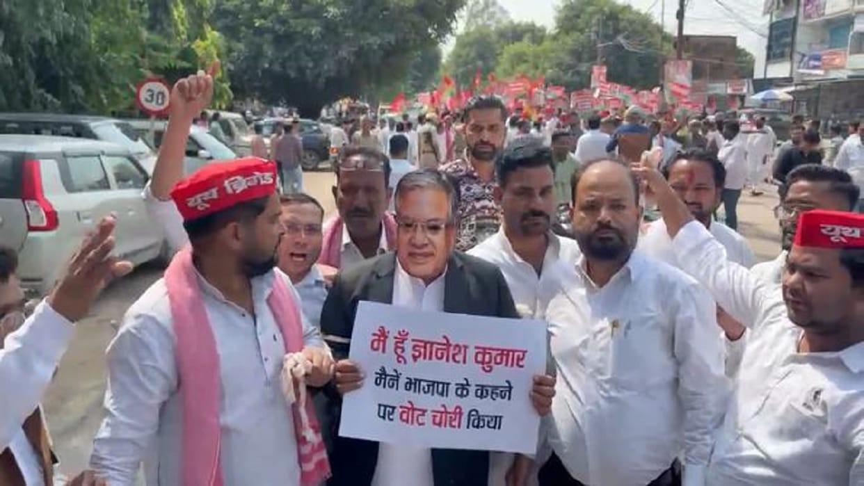 SP workers protest demanding the removal of Chief Election Commissioner Gyanesh Kumar in Pilibhit