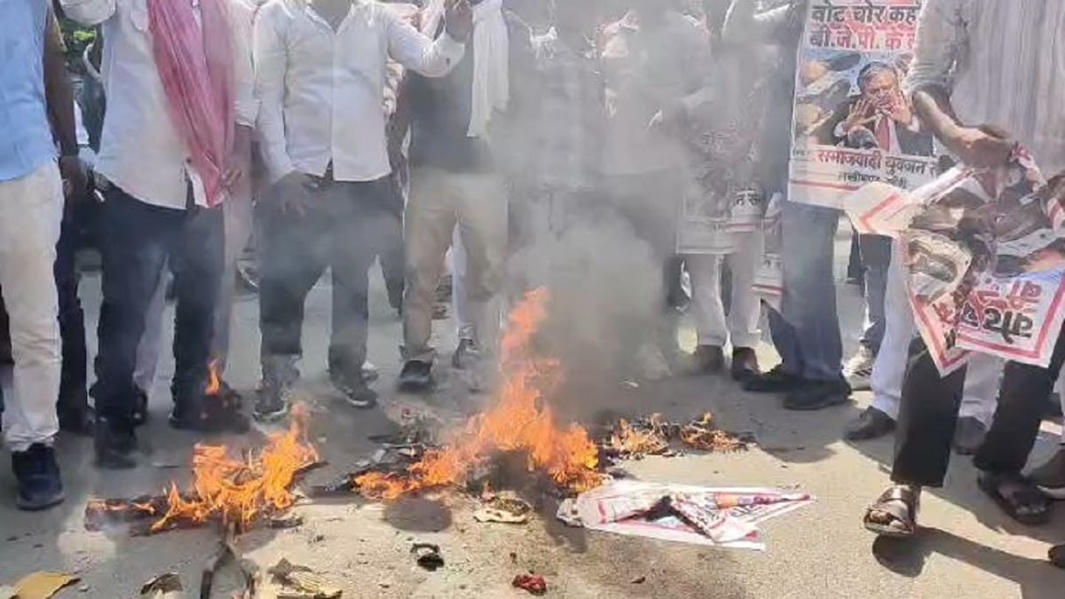 लखीमपुर खीरी: सपा-कांग्रेस के कार्यकर्ताओं ने किया प्रदर्शन, मुख्य चुनाव आयुक्त ज्ञानेश कुमार का पुतला फूंका