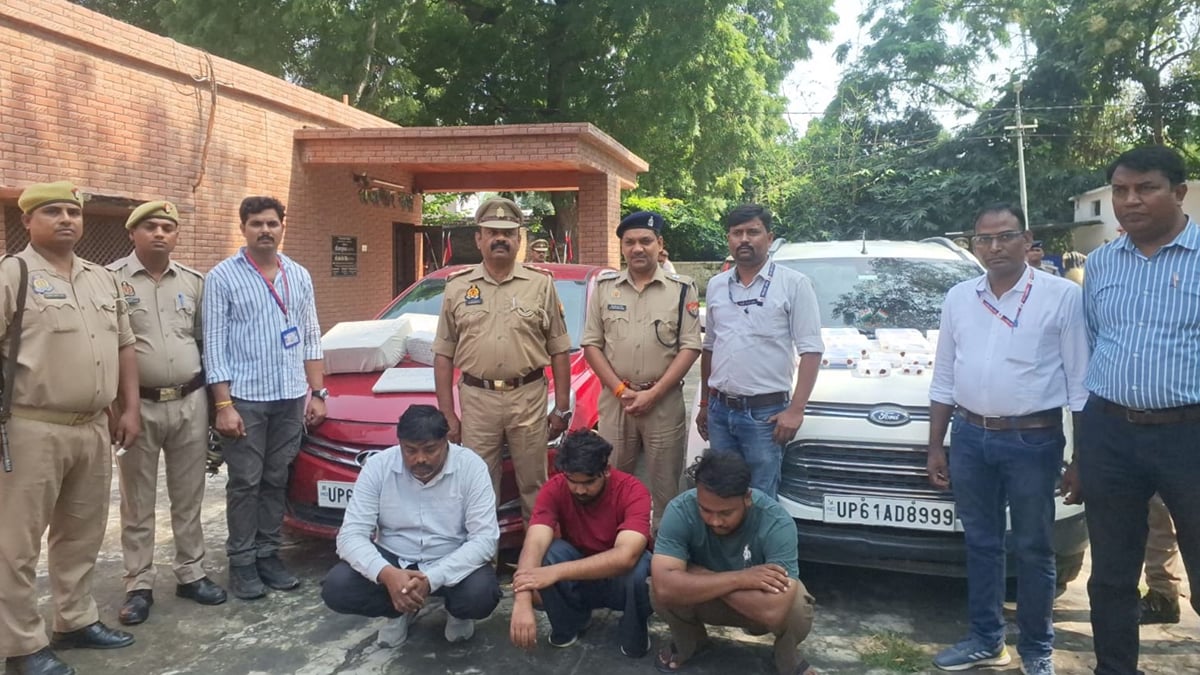 फर्जी कॉल सेंटर से ठगी: गाजीपुर में फेसबुक पर विदेश नौकरी का झांसा; तीन गिरफ्तार; 3.54 लाख रुपये नकद बरामद
