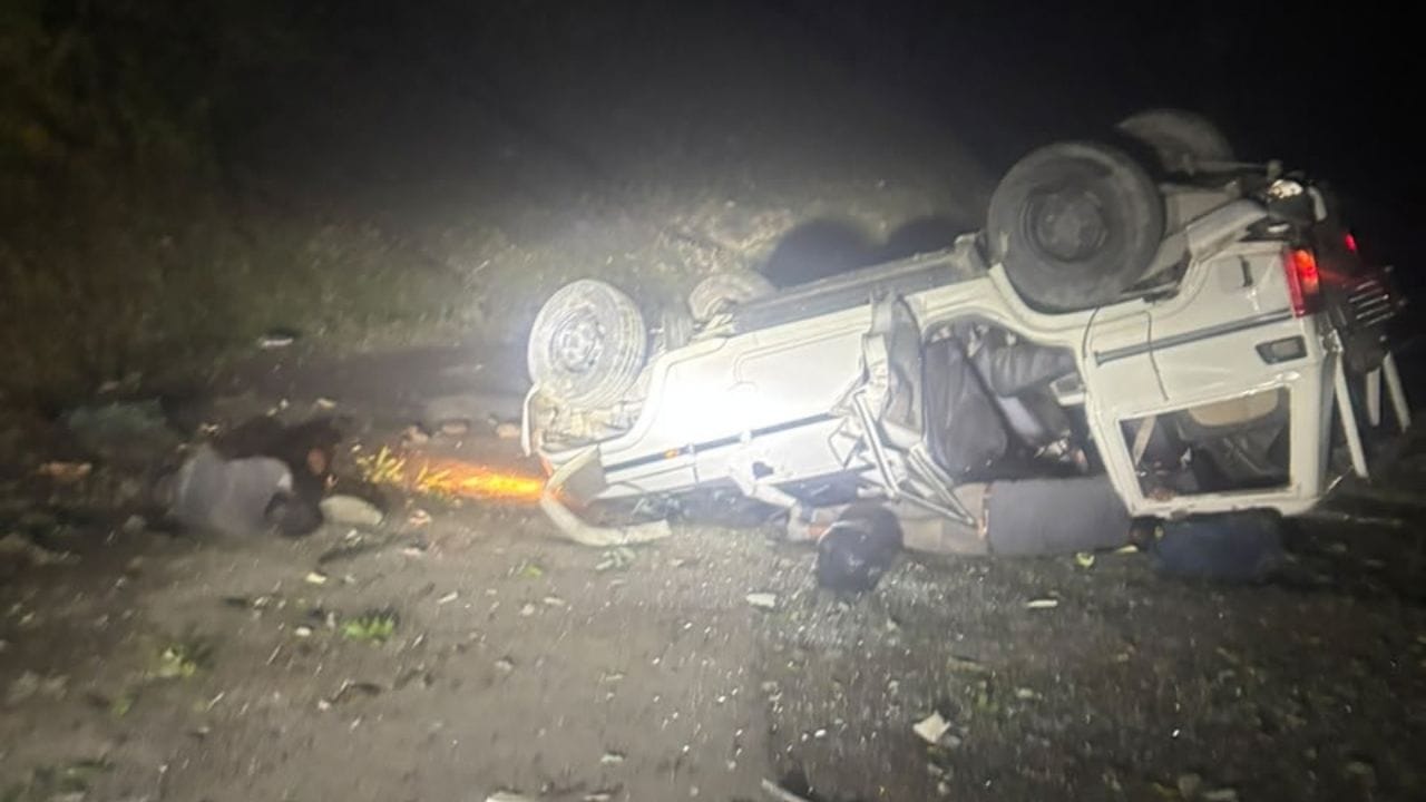 दुर्घटनाग्रस्त गाड़ी।
