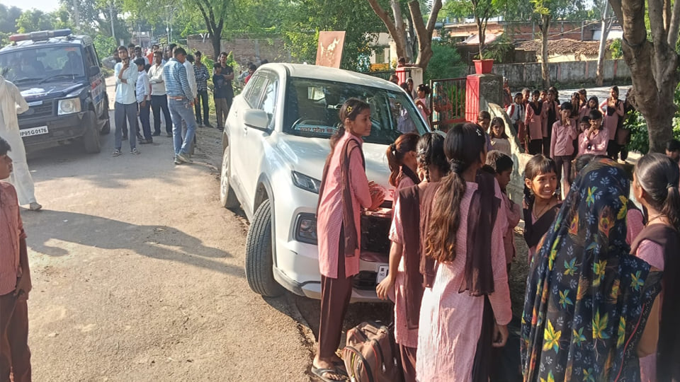 महोबा: शिकायतकर्ता को हिरासत में लिए जाने पर छात्र-छात्राओं ने बीईओ को घेरा, पढ़ें पूरा मामला