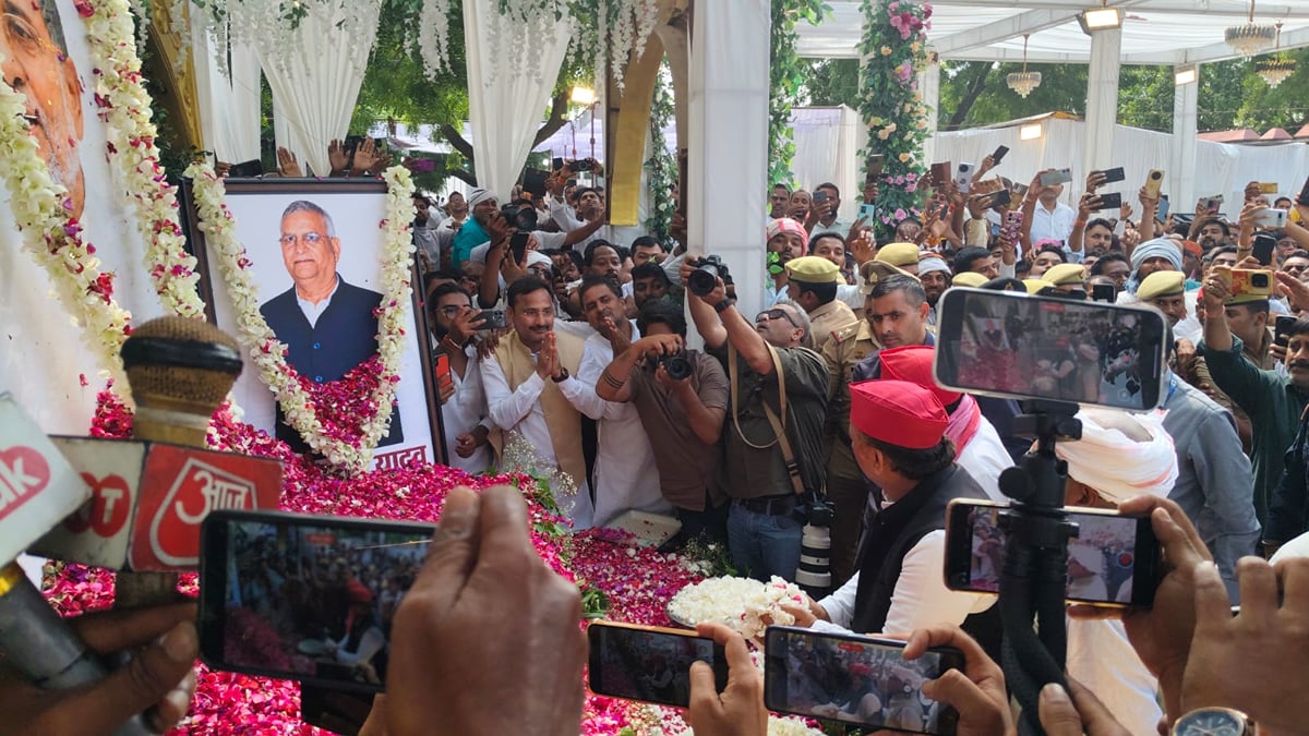 बलिया: राम गोविंद चौधरी की 13वीं में पहुंचे सपा प्रमुख अखिलेश यादव, गोसाईपुर में दी श्रद्धांजलि