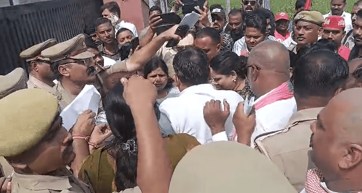 आजमगढ़ : मंडूरी एयरपोर्ट पर अखिलेश यादव के स्वागत को जुटे सैकड़ों सपाई, गेट पर रोके गए कार्यकर्ता