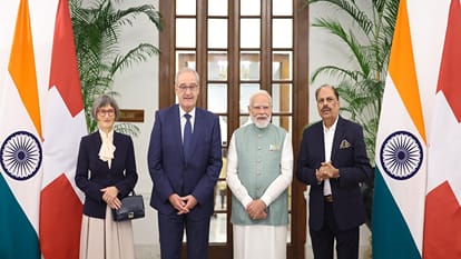 भारत स्विस सम्मेलन के दौरान पीएम मोदी और स्विस राष्ट्रपति गी पार्मेलिन के साथ उद्यमी पूरन डावर।