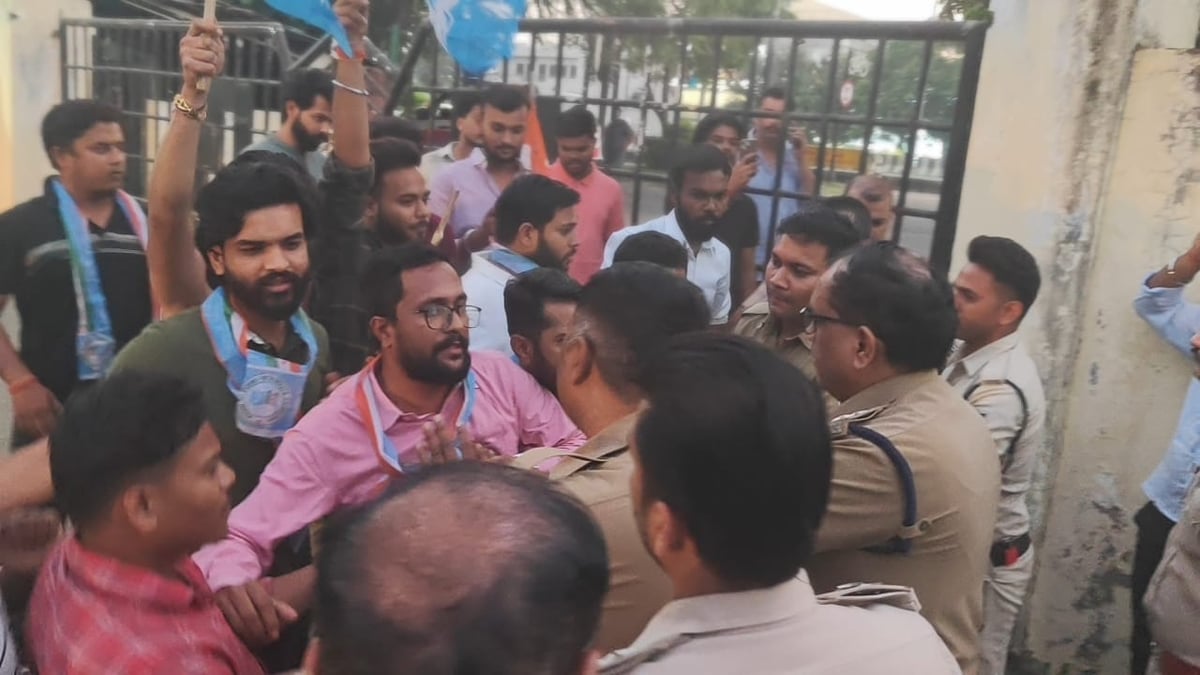 बीयू गेस्ट हाउस के बाहर एनएसयूआई का प्रदर्शन: पुलिस से धक्का-मुक्की, दिल्ली जा रहे युवाओं को रोकने का आरोप
