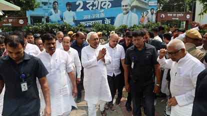 जदयू के राष्ट्रीय अध्यक्ष नीतीश कुमार पहुंचे प्रदेश कार्यालय।