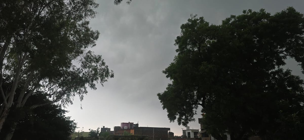 बिजनौर में मौसम: काली घटाओं से बदला मौसम, बूंदाबांदी और ओलावृष्टि; तापमान गिरने से गर्मी से राहत