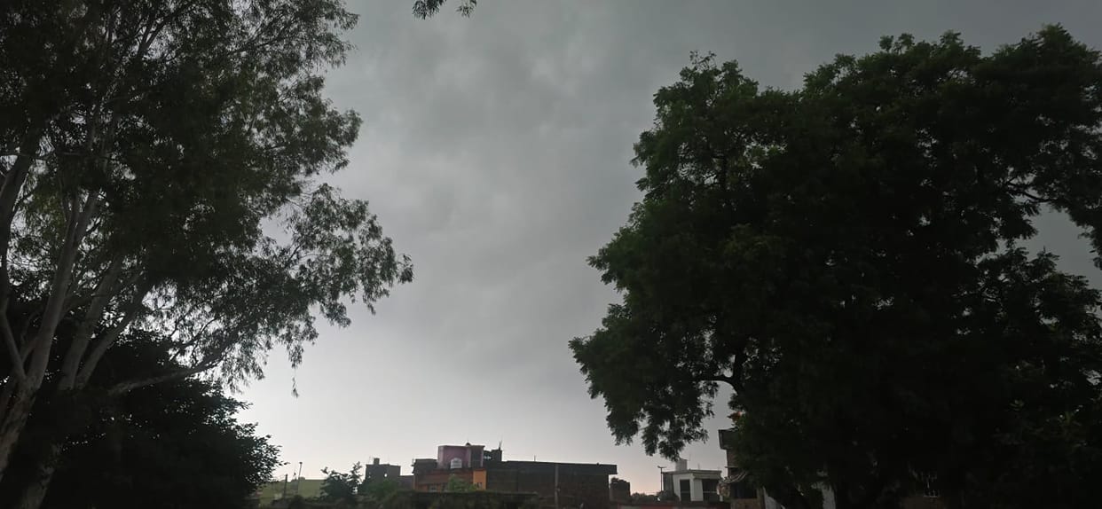 Dark Clouds Bring Weather Change in Bijnor, Drizzle and Hail Lower Temperature