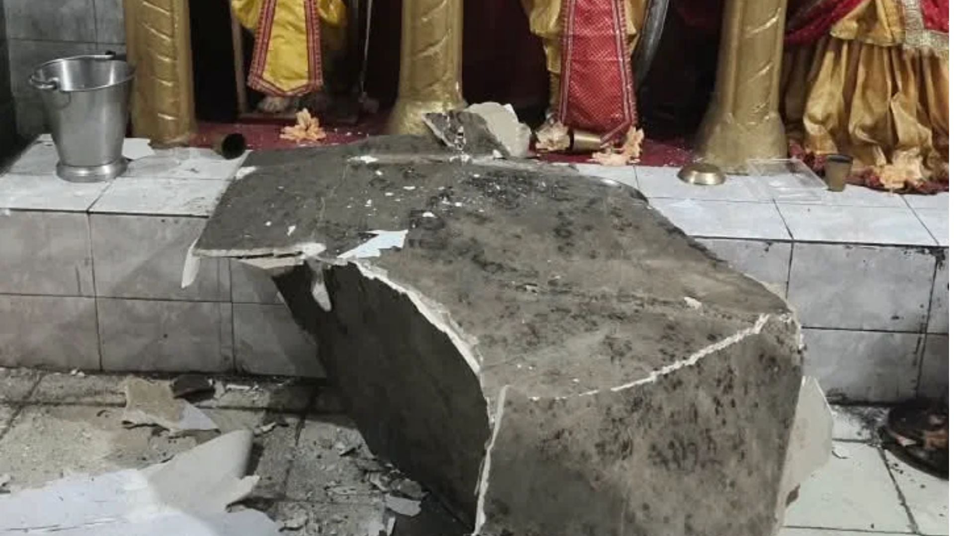 ब्लास्टिंग से राम जानकी मंदिर की सीलिंग गिरी
