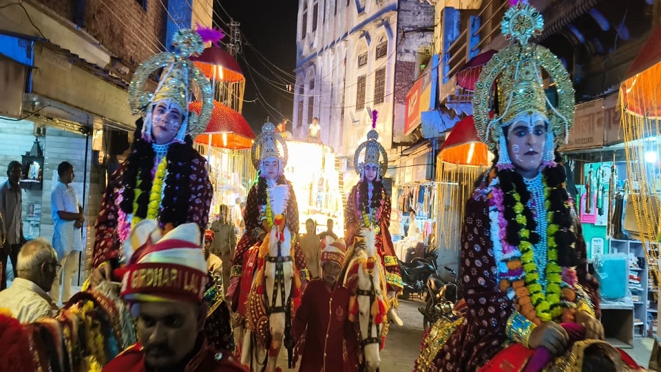 हाथरस: रघुवंशी दूल्हों की बरात में नाचा हाथरस, ली बलइयां, जयकारों से गूंजा शहर