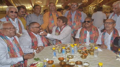 बड़हार की दावत में राज बब्बर