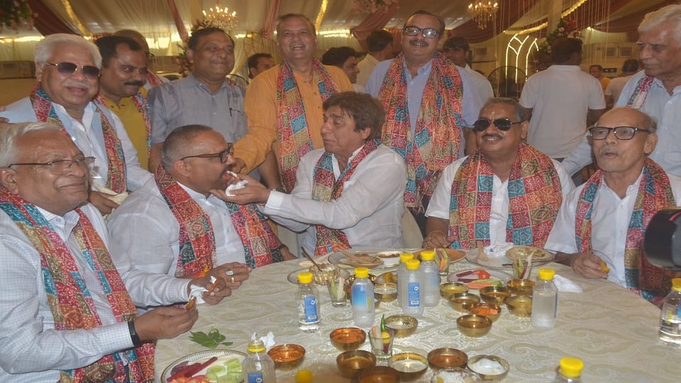 Agra Janakpuri Mahotsav: Royal Feast Welcomes Lord Ram Raj Babbar Draws Crowd