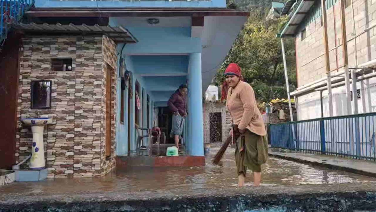 Uttarakhand Heavy rain in Chamoli sewage water flows choked sewer chamber rain Disrupts Life Srinagar Kotdwar