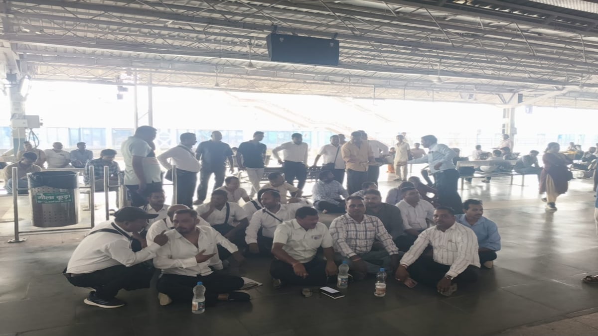 प्रयागराज : पिटाई से आक्रोशित टीटीई जीआरपी थाने पर किया प्रदर्शन, आरोपी दोनों सिपाहियों किया गया सस्पेंड