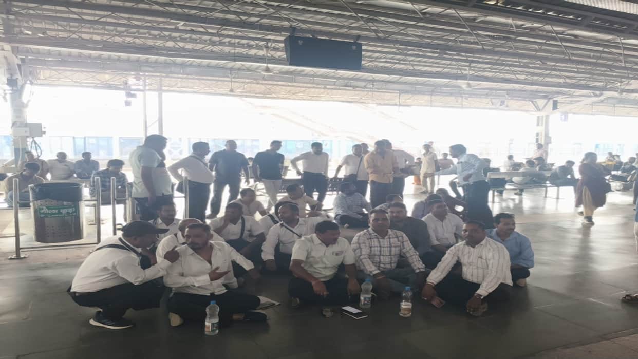 Outraged by the assault, a TTE staged a protest at the GRP police station