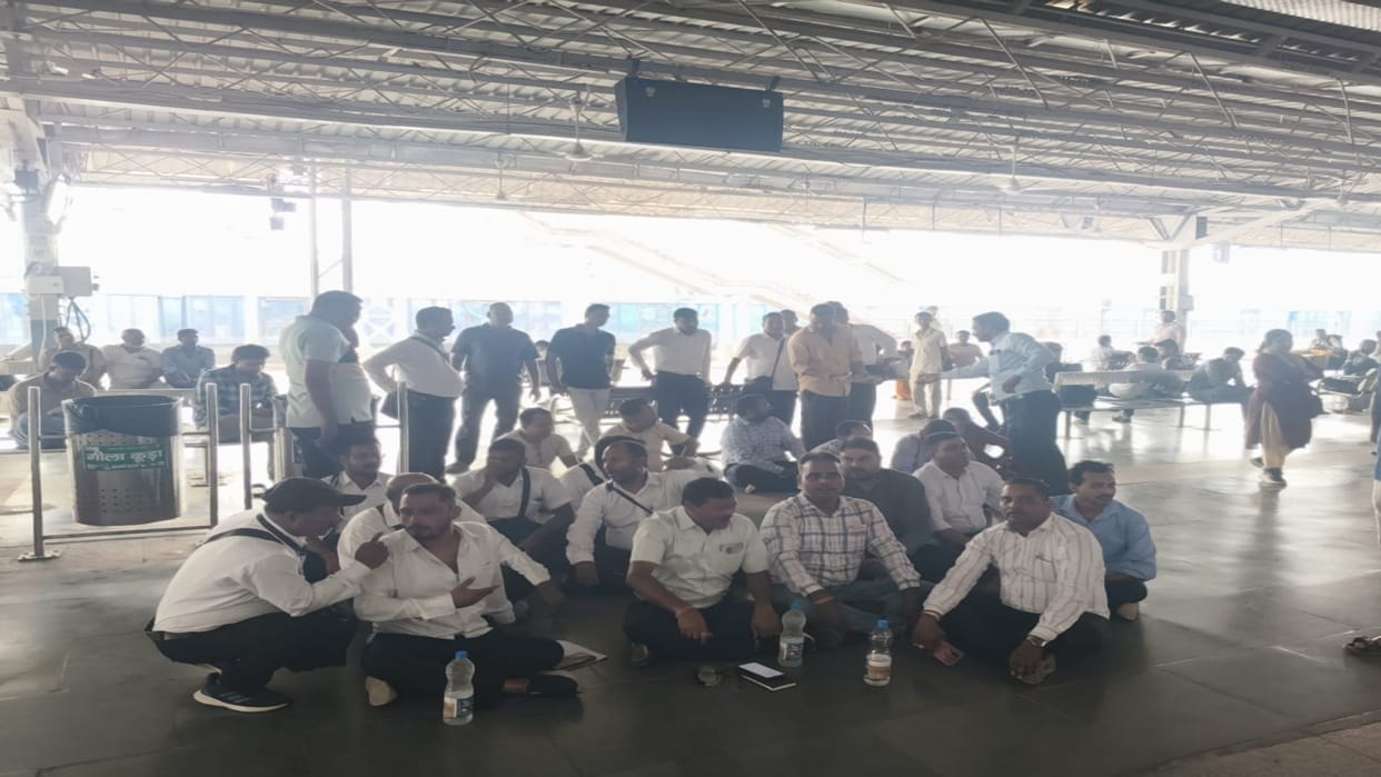 Outraged by the assault, a TTE staged a protest at the GRP police station
