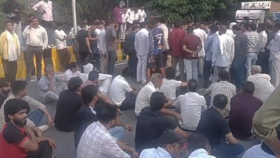 ग्रेनो: सड़क हादसे में युवक की मौत, गुस्साए परिजनों ने लगाया जाम, पुलिस पर कार्रवाई के नाम पर घुमाने का आरोप