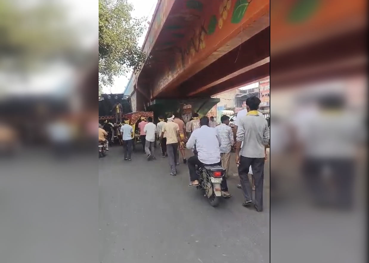 Ghaziabad Thousands of devotees setting out carrying the Maa ki Jyot sacred flame