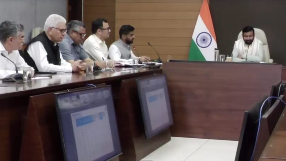 अधिकारियों की बैठक लेते सीएम सैनी