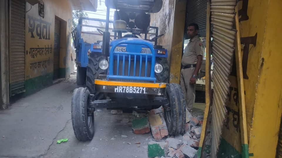 Accident in Kurukshetra Collision between paddy-laden tractor truck carrying gas cylinders