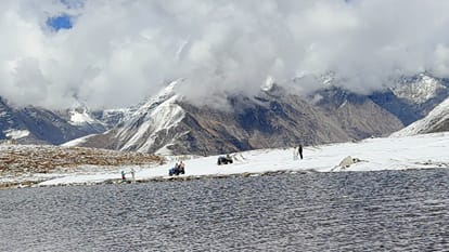 रोहतांग में ताजा बर्फबारी के बाद पर्यटकों ने की मस्ती।