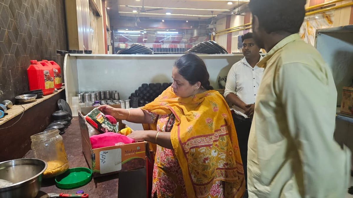 इंदौरः नामी रेस्टोरेंट के खाने में मिला कॉकरोच, त्योहारों से पहले अलर्ट पर खाद्य विभाग, कई जगह छापे