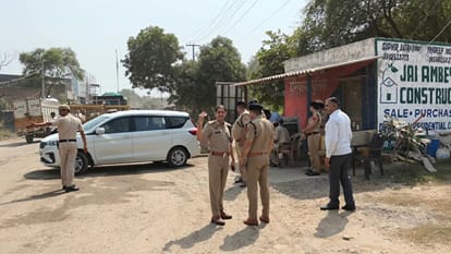 जांच के तैनात पुलिस