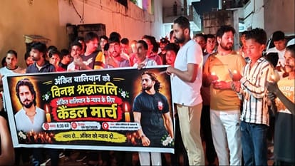 कैंडल मार्च निकालकर इंसाफ की मांग करते लोग।